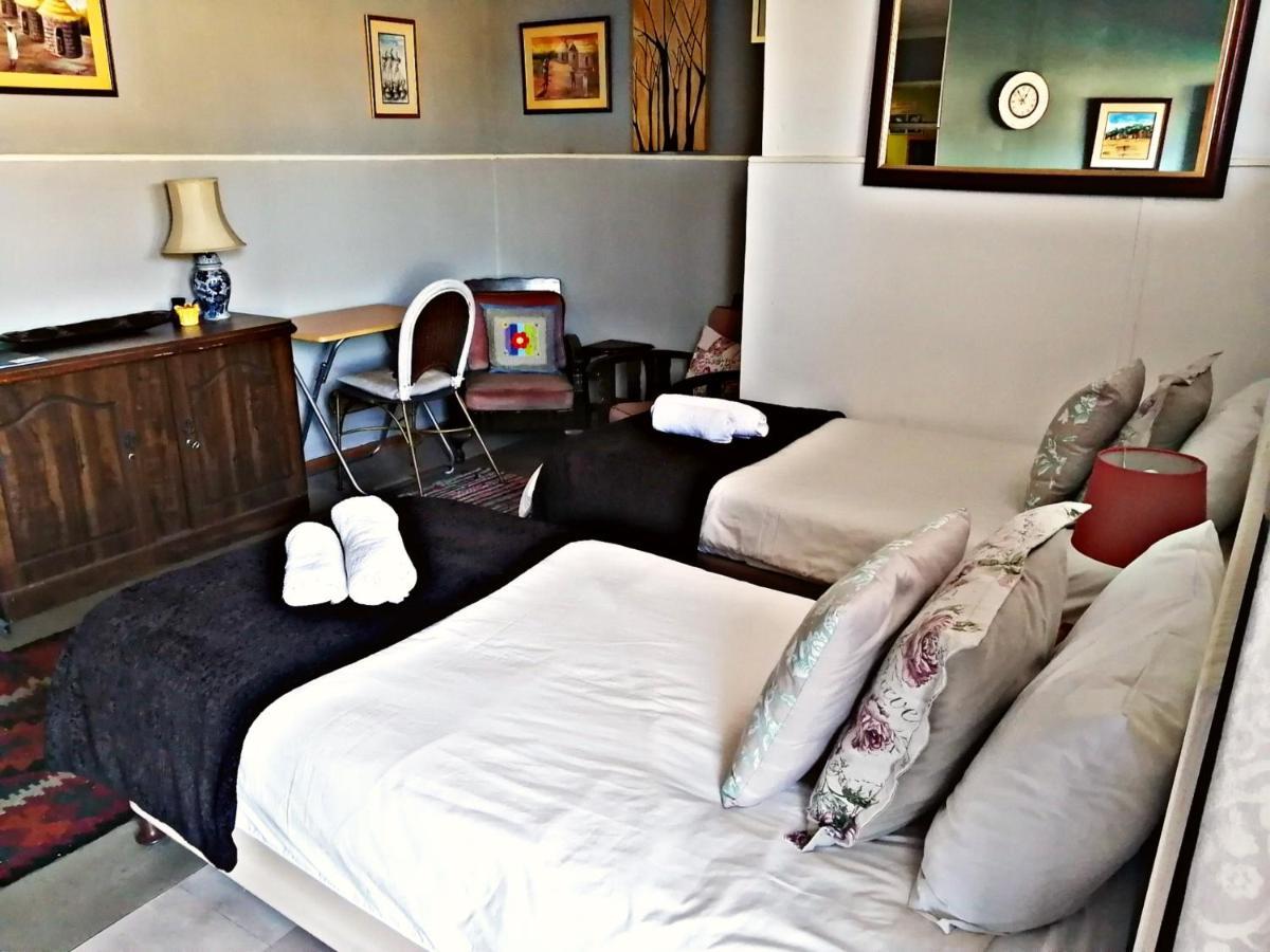 Suzie'S Coffee Shop Accommodation Bellville Extérieur photo